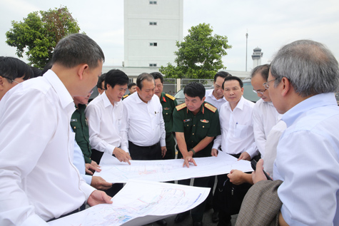 Phó Thủ tướng Thường trực Trương Hòa Bình nghe đơn vị chức năng báo cáo tính hình bảo đảm an toàn bay tại Cảng HKQT Tân Sơn Nhất